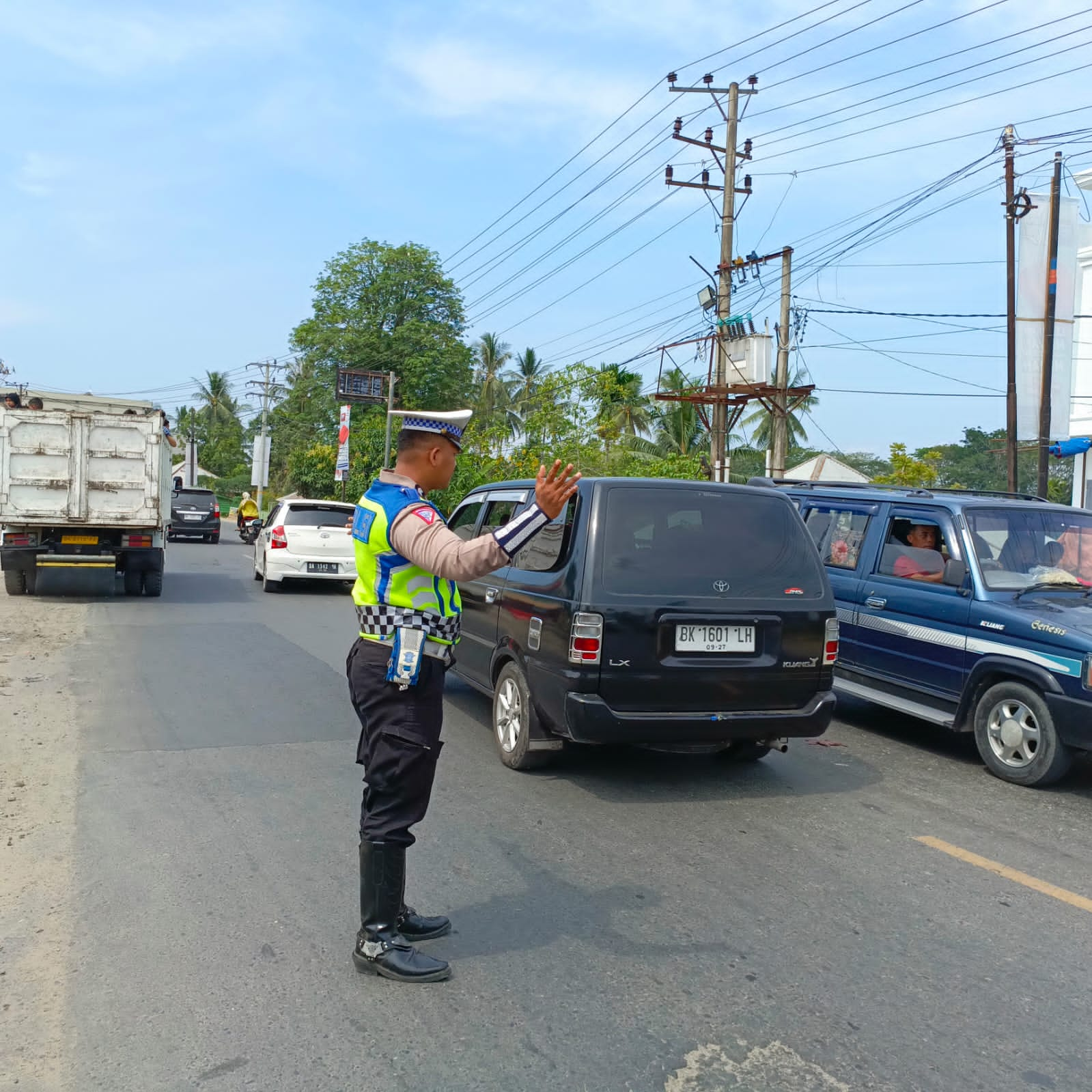 Personel Polres Aceh Tamiang melaksanakan Pengaturan Lalu Lintas di Depan Pos Pelayanan