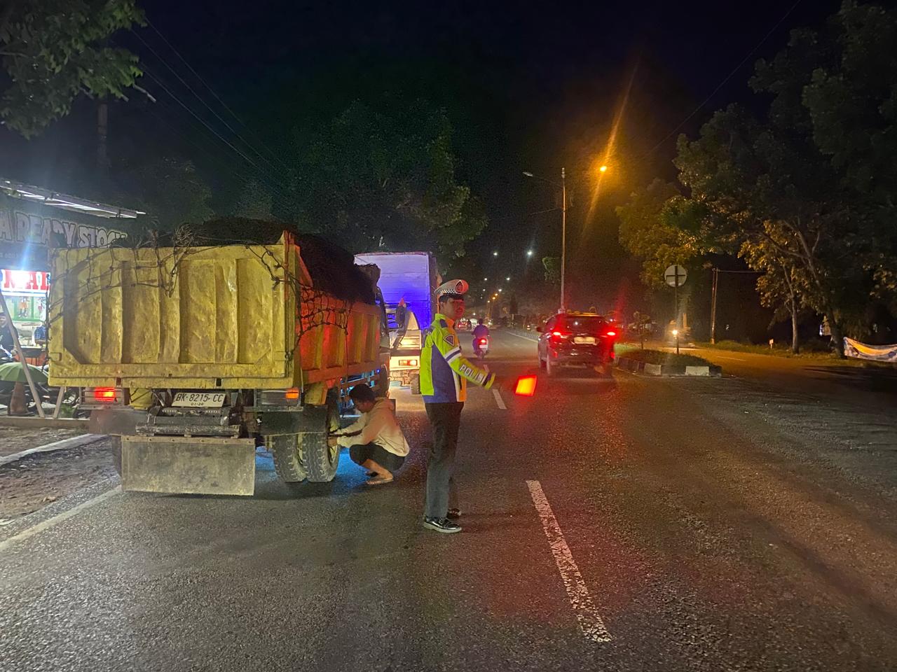 Cegah Kecelakaan, Satlantas Polres Aceh Tamiang Berikan Teguran Kepada Para Supir Truck Yang Parkir di Badan Jalan