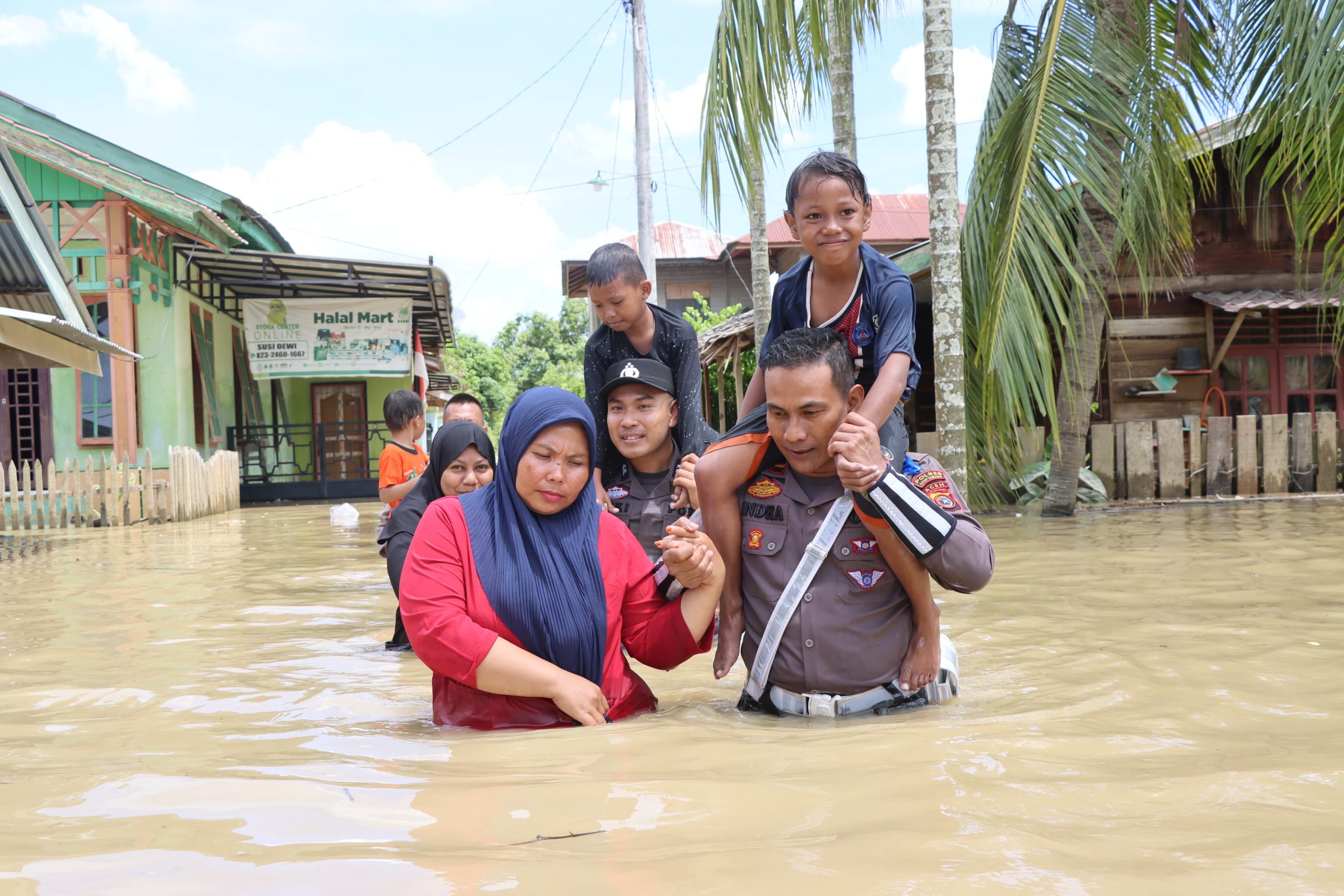 Respon Cepat Personel Polres Aceh Tamiang Bantu Evakuasi Warga Yang Terdampak Bencana Banjir