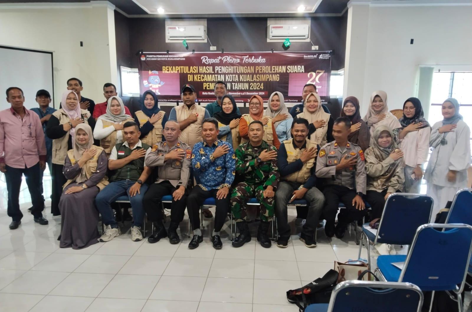 Kapolsek Kuala Simpang menghadiri rapat pleno terbuka rekapitulasi hasil penghitungan suara ditingkat kecamatan